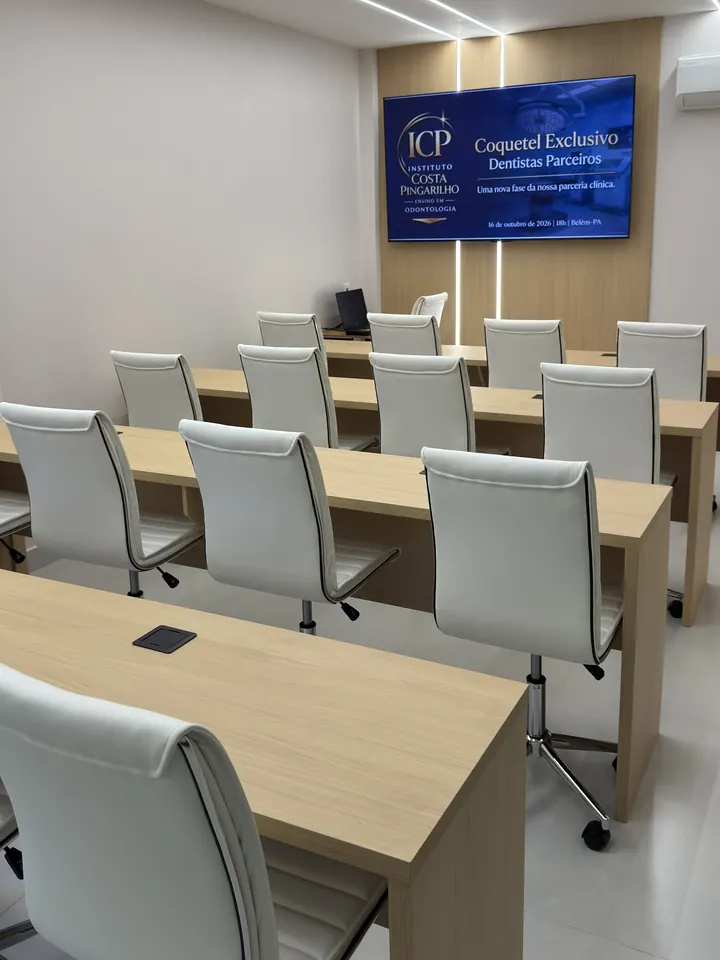Sala de aula com tela para as aulas teóricas