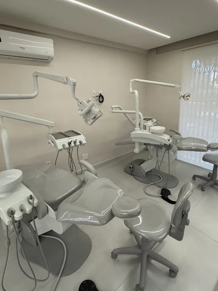Clínica com cadeiras odontológicas para a prática