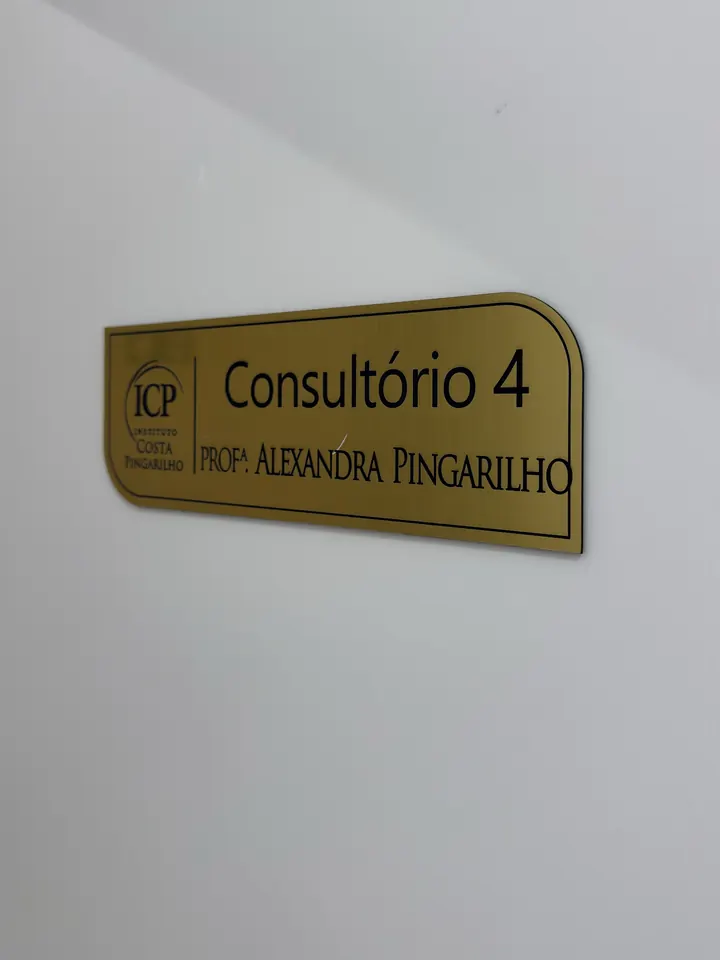Placa do Consultório 4 da Profa. Alexandra Pingarilho
