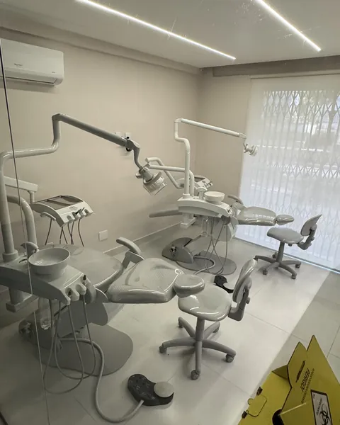 Clínica com cadeiras odontológicas para a prática dos alunos