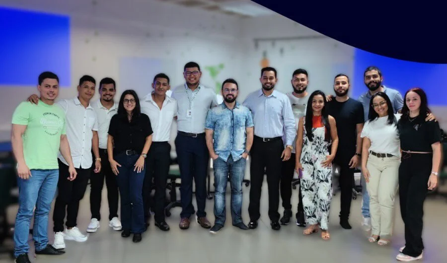 Turma de alunos do Instituto Costa Pingarilho reunida na clínica
